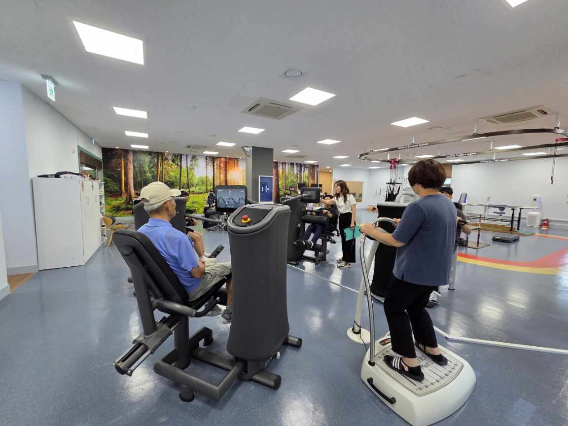 연수구 송도건강생활지원센터는 2025년 보건복지부 건강생활지원센터 확충 공모사업에 선정되며 희망과 회복의 공간 재활 장비를 새롭게 확충했다